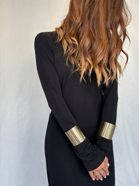 Abito con scollatura dietro e bracciali dorati