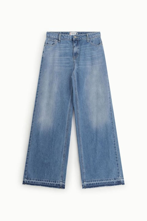 Jeans flare con vita bassa e fondo sfrangiato